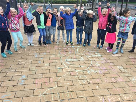 Animatie die laat zien hoe een app wordt verplaatst binnen de 'Mijn apps'-sectie op Google TV