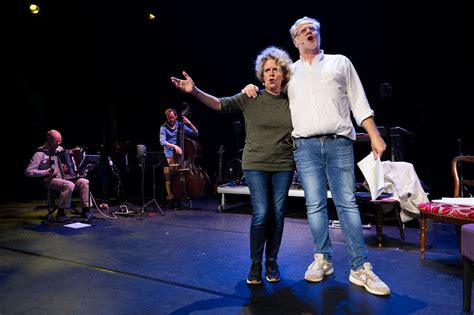 Brigitte Kaandorp op het podium tijdens een van haar voorstellingen