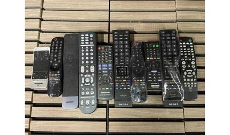 Foto van diverse afstandsbedieningen, waaronder die van Finlux
