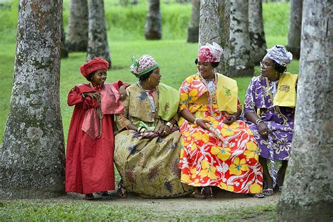 Foto van een Surinaamse wasvrouw aan de rivier