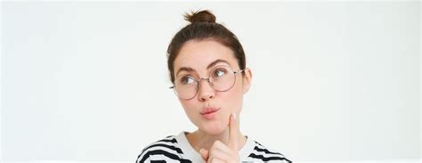 Afbeelding van een persoon die een SCART-kabel schoonmaakt