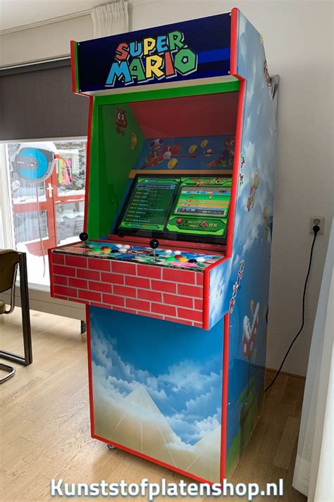 Afbeelding van een moderne arcadekast met een groot digitaal scherm en meerdere spelopties