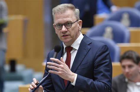 Minister van Medische Zorg Bruno Bruins en minister van Onderwijs Arie Slob tijdens de persconferentie.