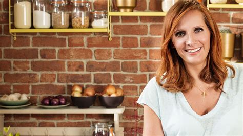 Foto van Sofie Dumont in een professionele keuken, met een glimlach en een gerecht.