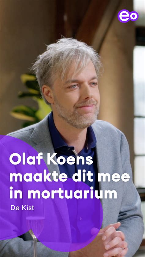 Een jongere die praat met de presentator, met een neutrale achtergrond.