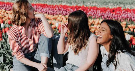 Illustratie van een groep modieuze vriendinnen in een stedelijke omgeving, passend bij de sfeer van Rozengeur & Wodka Lime.