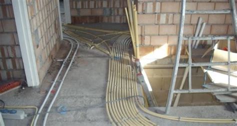 Schema dat laat zien hoe een elektrabuis gebruikt kan worden om coaxkabels door vloeren weg te werken.