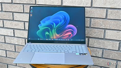 Illustratie van de Samsung 55-inch TV en Samsung Galaxy Book4 laptop naast elkaar.