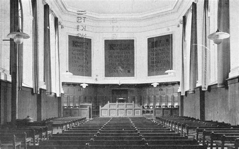 Interieur van het kerkgebouw met beamer en zitplaatsen