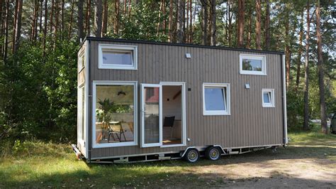Karavaan van tiny houses op wielen die de Pan American Highway afrijden in een bergachtig landschap