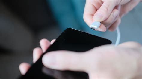 Illustratie van een smartphone die via een USB-C naar HDMI-kabel is verbonden met een televisie.