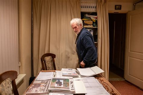 Matthijs in zijn woning, omringd door spullen en gereedschap