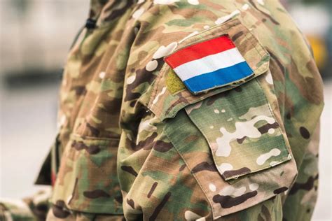 Illustratie van een militair die op missie is, terwijl zijn gezin in de woning in Nederland blijft.
