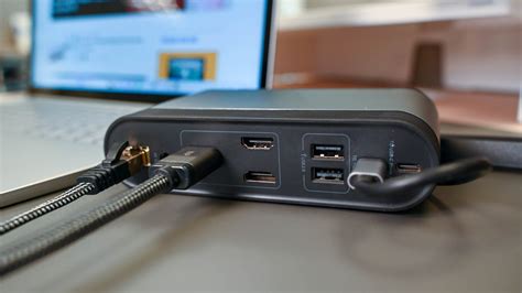 Diagram dat de verschillende poorten op een moderne MacBook Pro toont, met nadruk op Thunderbolt/USB-C en HDMI.