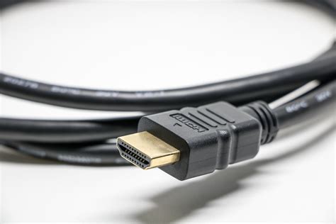 close-up van HDMI-kabels die correct zijn aangesloten op een TV