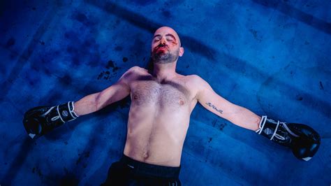 Een scène van een dramatische confrontatie tussen personages