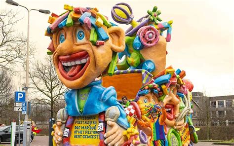 Vrijwilligers werken aan een praalwagen in een corsotent