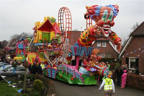 Een gedetailleerde praalwagen met het thema 'Feniks' bedekt met dahlia's