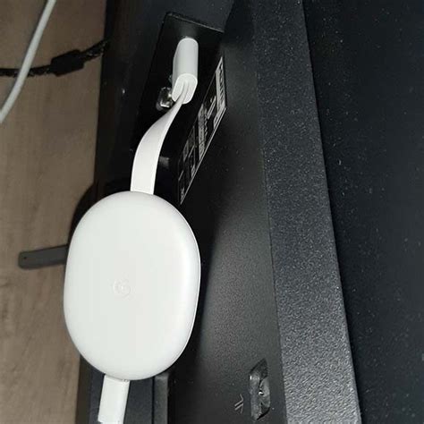 Illustratie van een Google Chromecast die is aangesloten op een televisie