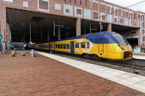 Illustratie van een trein met muzieknoten die eruit komen