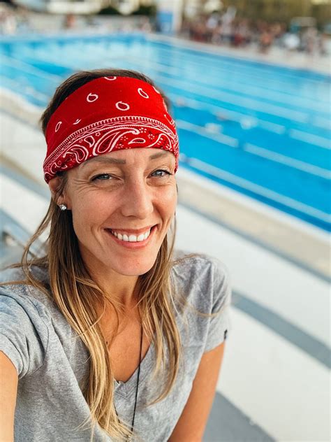 Diagram dat laat zien hoe audio wordt losgekoppeld van een videofragment in iMovie