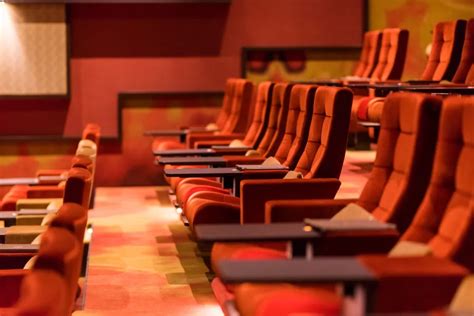 Interieurfoto van de luxe fauteuils en de foyer van Cinema Gold Veldhoven.