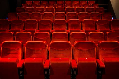 Visualisatie van een van de bioscoopzalen van CityCinema met comfortabele stoelen en het Dolby geluidssysteem.