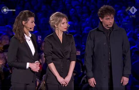 Groepsfoto van de finalisten van Wie is de Mol? 2019 met Merel Westrik in het midden