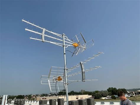 Illustratie van een LTE-filter dat tussen de DVB-T antenne en de televisie wordt geplaatst.