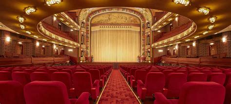 Illustratie van Koninklijk Theater Tuschinski met fietsenstalling