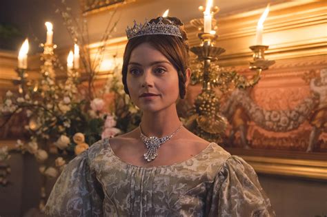 Jenna Coleman in kostuum als Koningin Victoria