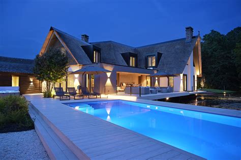 Illustratie van een luxe villa met camera's die de omgeving in de gaten houden