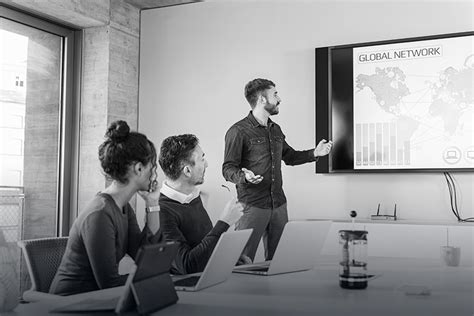 Een zakelijke presentatie die wordt getoond op een beamer, met een smartphone als bron.