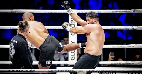 Glory kickbokser Levi Rigters tijdens een weging.