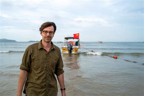 Foto van Ruben Terlou die langs de Yangtze filmt