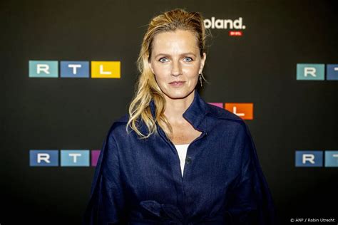 Leonie ter Braak in gesprek met een patiënt in de centrale hal van het Erasmus MC