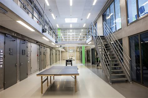 interieur van een cel in het Justitieel Complex Zaanstad met nadruk op het gebruik van pasjes