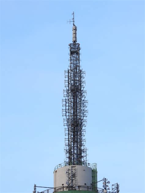 Schema van DVB-T signaaloverdracht van zendmast naar TV