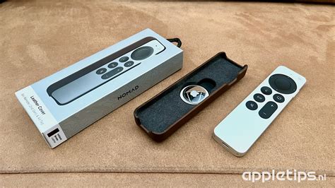 Afbeelding van de Nomad Leather Cover voor de Apple TV Siri Remote met een AirTag.