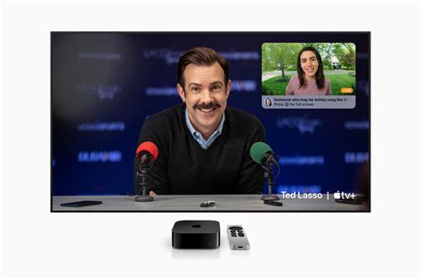 Illustratie van een Apple TV die verbonden is met een televisie, met radiologo's op het scherm.