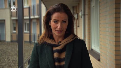 Anouk van Kooijk en Jeroen Smits in gesprek met een makelaar