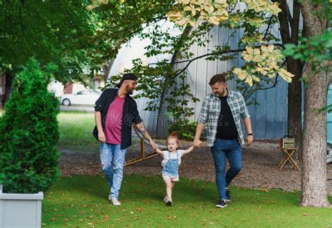 Daan Nieber in gesprek met een geadopteerd kind en adoptieouder in een buitenlandse omgeving.