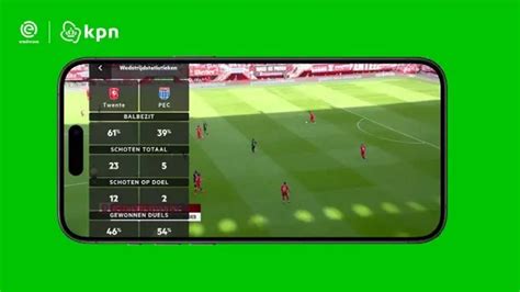 Screenshot van de KPN TV+ App met voetbalstatistieken en live wedstrijdbeelden.