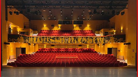 Artistieke foto van de buitenkant van Hotel Theater Figi, met nadruk op de historische architectuur en de nabijheid van Slot Zeist.
