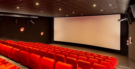 Foto van een gezellige filmzaal in AnnexCinema Figi, met comfortabele stoelen en een groot scherm.