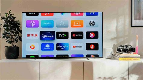Foto van een moderne smart-tv met diverse streaming apps op het scherm.