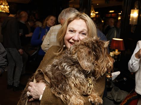 Janny van der Heijden, André van Duin en hond Nhaan in een Zwitserse trein