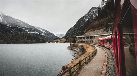 Spectaculair uitzicht vanuit de trein in Zwitserland
