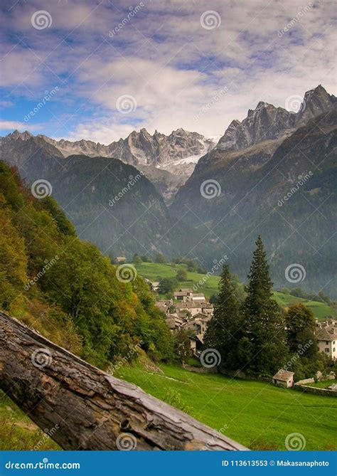 Idyllisch bergdorp in de Italiaanse Alpen