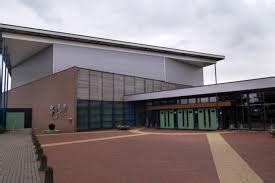 Foto van de kerk De Pijler in Lelystad, met een diverse groep mensen